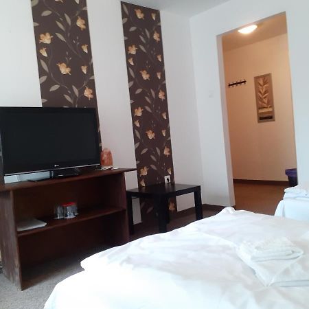 Tavi Panzio Es Etterem Bed & Breakfast Veresegyhaz Bagian luar foto