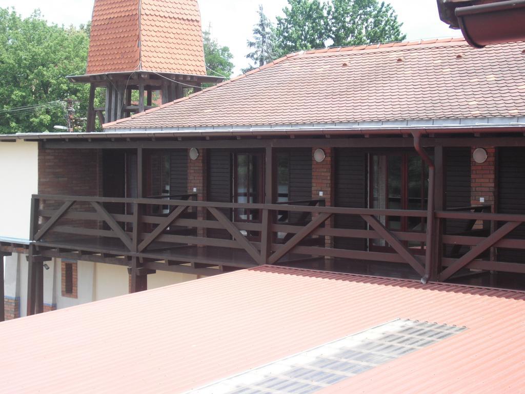 Tavi Panzio Es Etterem Bed & Breakfast Veresegyhaz Ruang foto