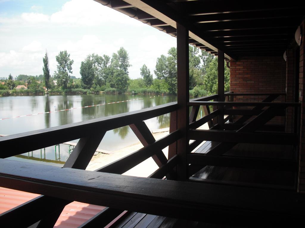 Tavi Panzio Es Etterem Bed & Breakfast Veresegyhaz Ruang foto