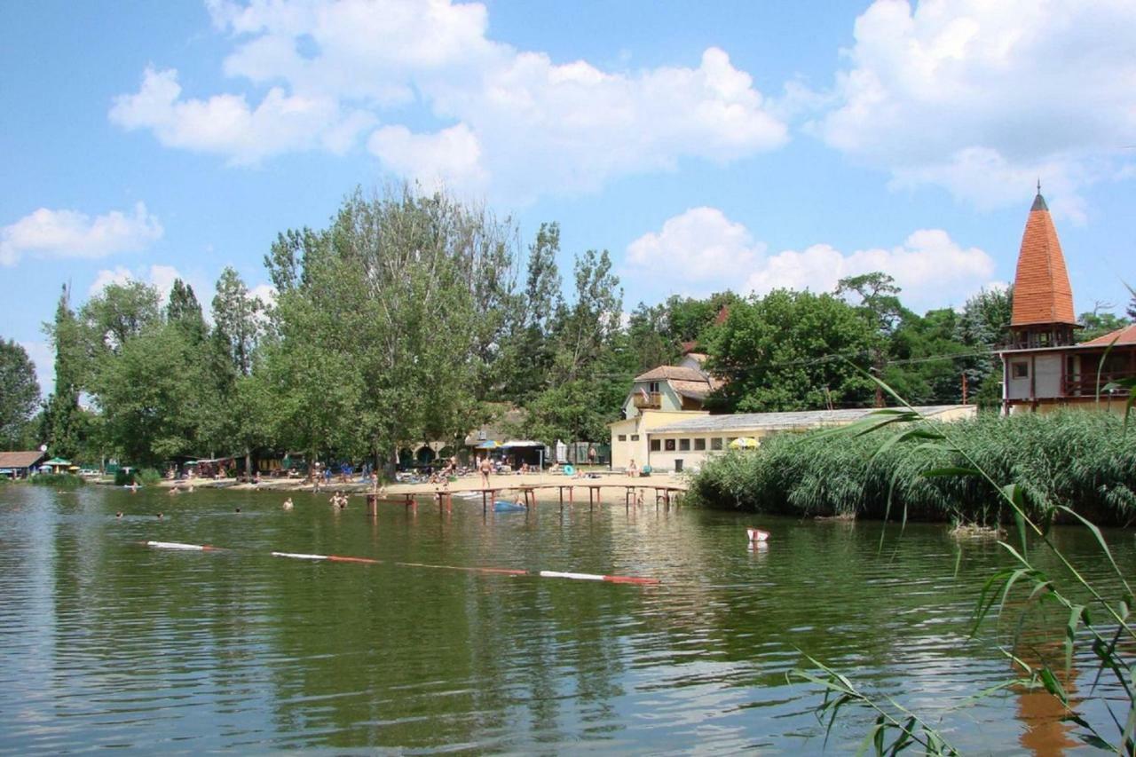 Tavi Panzio Es Etterem Bed & Breakfast Veresegyhaz Bagian luar foto