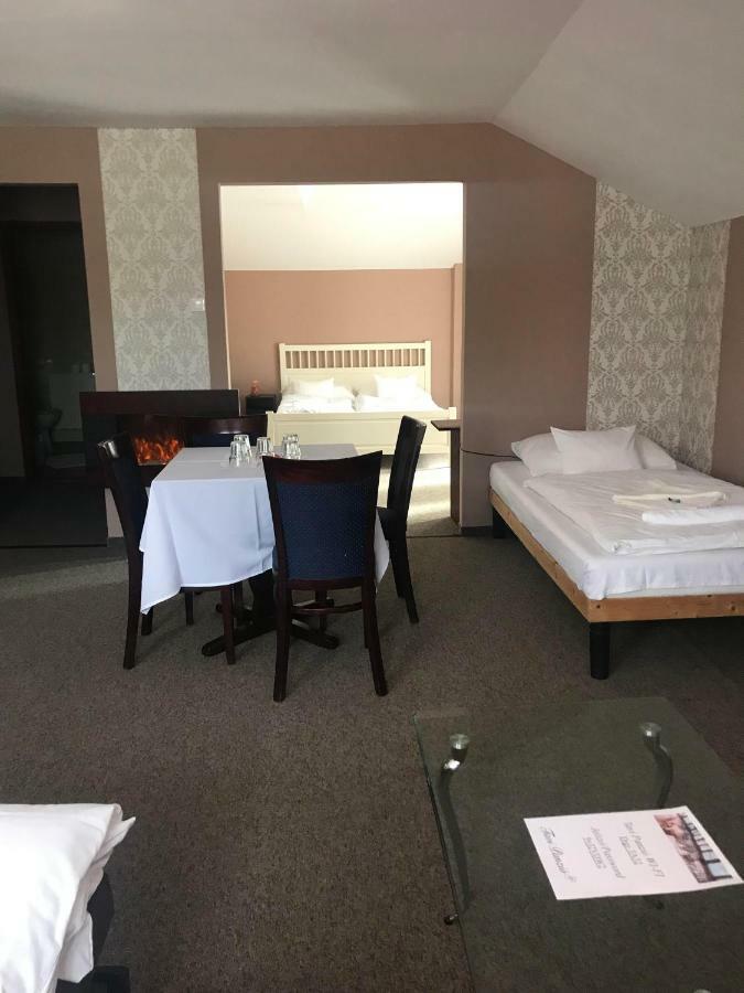 Tavi Panzio Es Etterem Bed & Breakfast Veresegyhaz Bagian luar foto