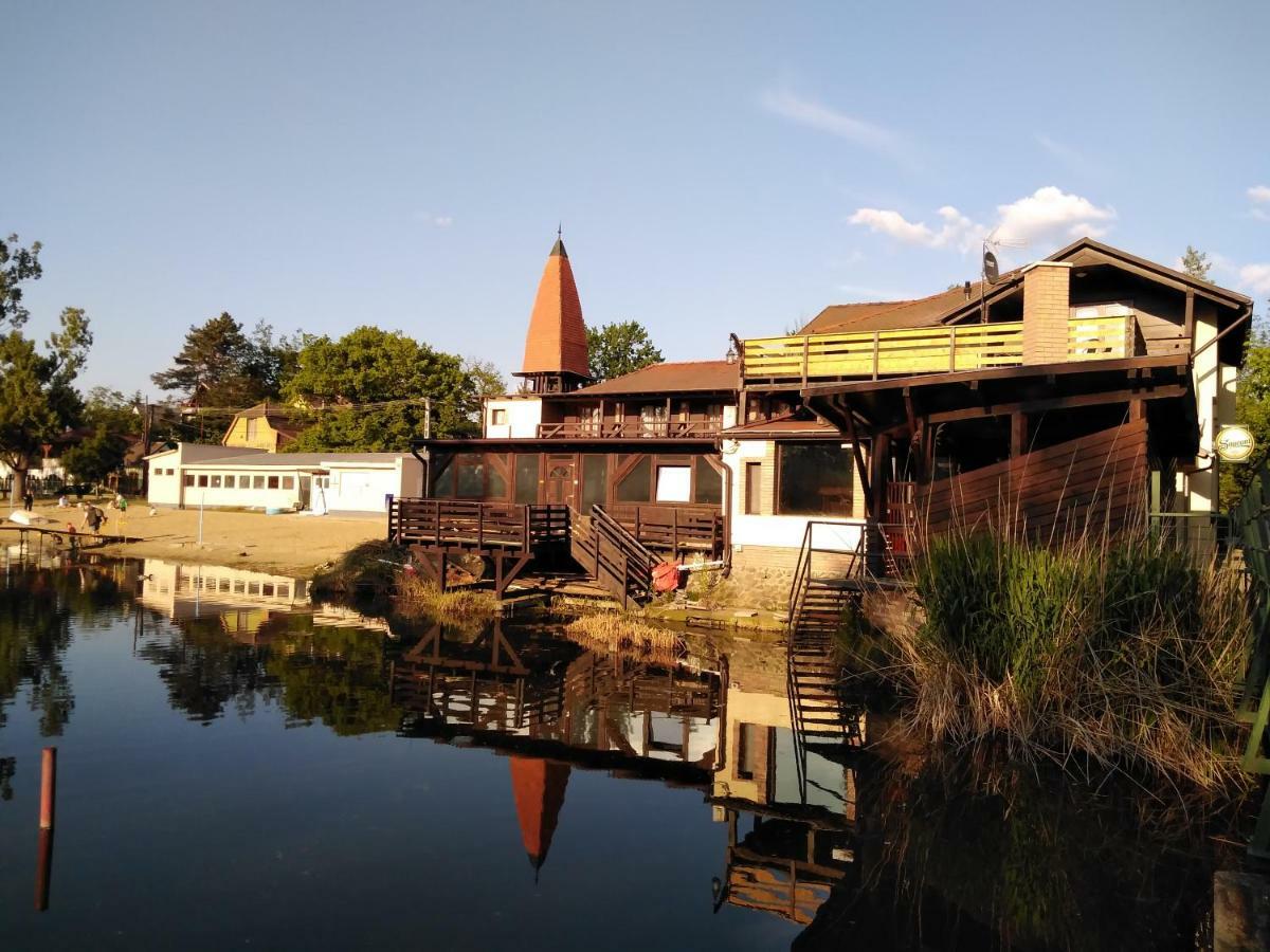 Tavi Panzio Es Etterem Bed & Breakfast Veresegyhaz Bagian luar foto