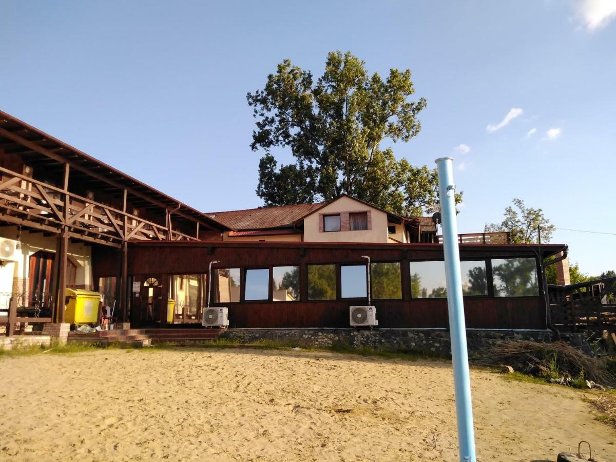 Tavi Panzio Es Etterem Bed & Breakfast Veresegyhaz Bagian luar foto