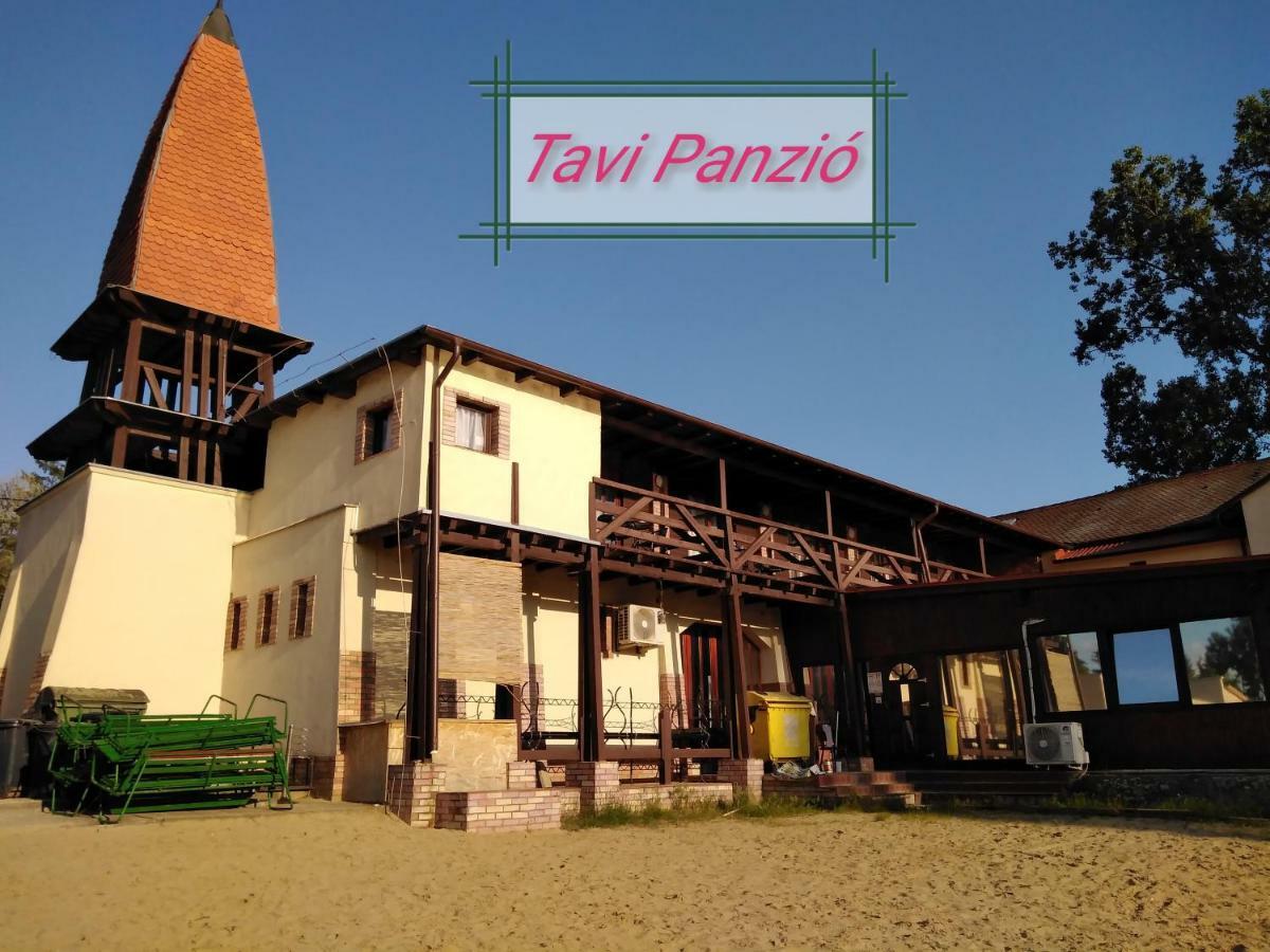 Tavi Panzio Es Etterem Bed & Breakfast Veresegyhaz Bagian luar foto