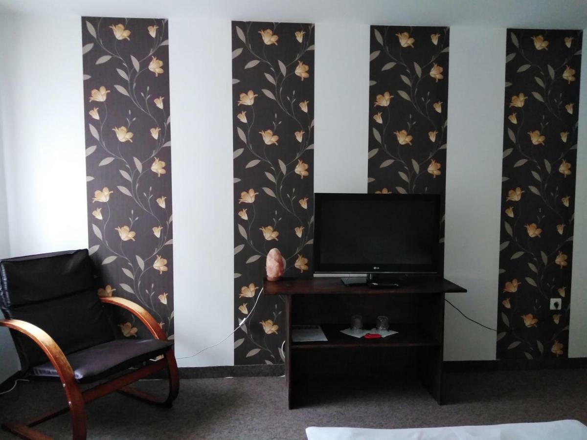 Tavi Panzio Es Etterem Bed & Breakfast Veresegyhaz Bagian luar foto