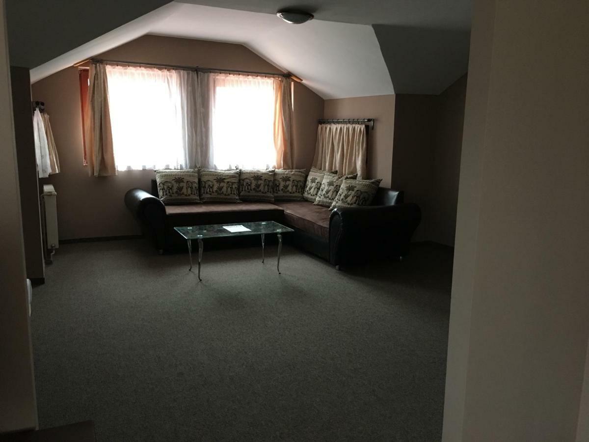 Tavi Panzio Es Etterem Bed & Breakfast Veresegyhaz Bagian luar foto