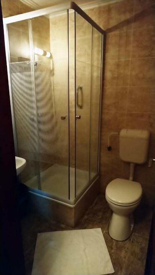 Tavi Panzio Es Etterem Bed & Breakfast Veresegyhaz Bagian luar foto