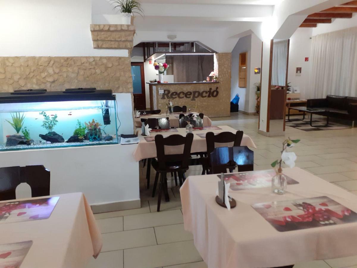 Tavi Panzio Es Etterem Bed & Breakfast Veresegyhaz Bagian luar foto