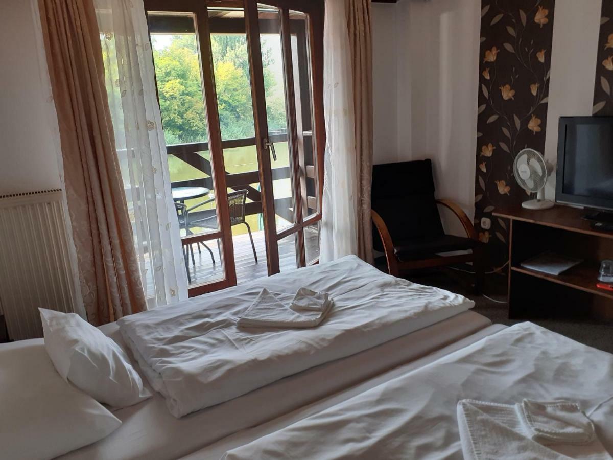 Tavi Panzio Es Etterem Bed & Breakfast Veresegyhaz Bagian luar foto