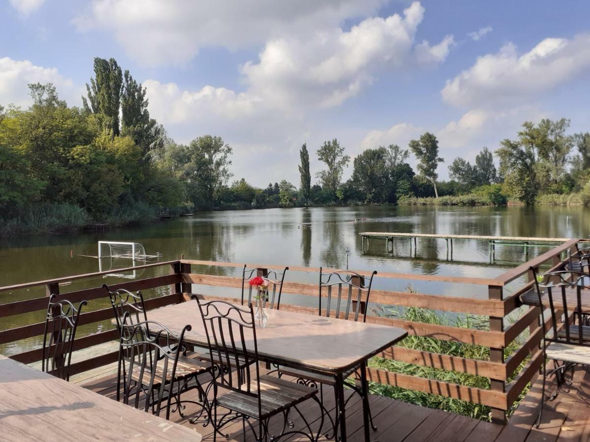 Tavi Panzio Es Etterem Bed & Breakfast Veresegyhaz Bagian luar foto