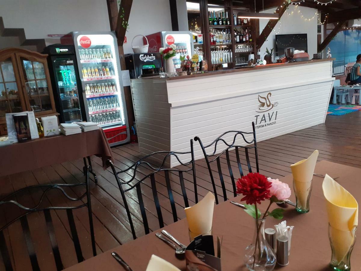 Tavi Panzio Es Etterem Bed & Breakfast Veresegyhaz Bagian luar foto