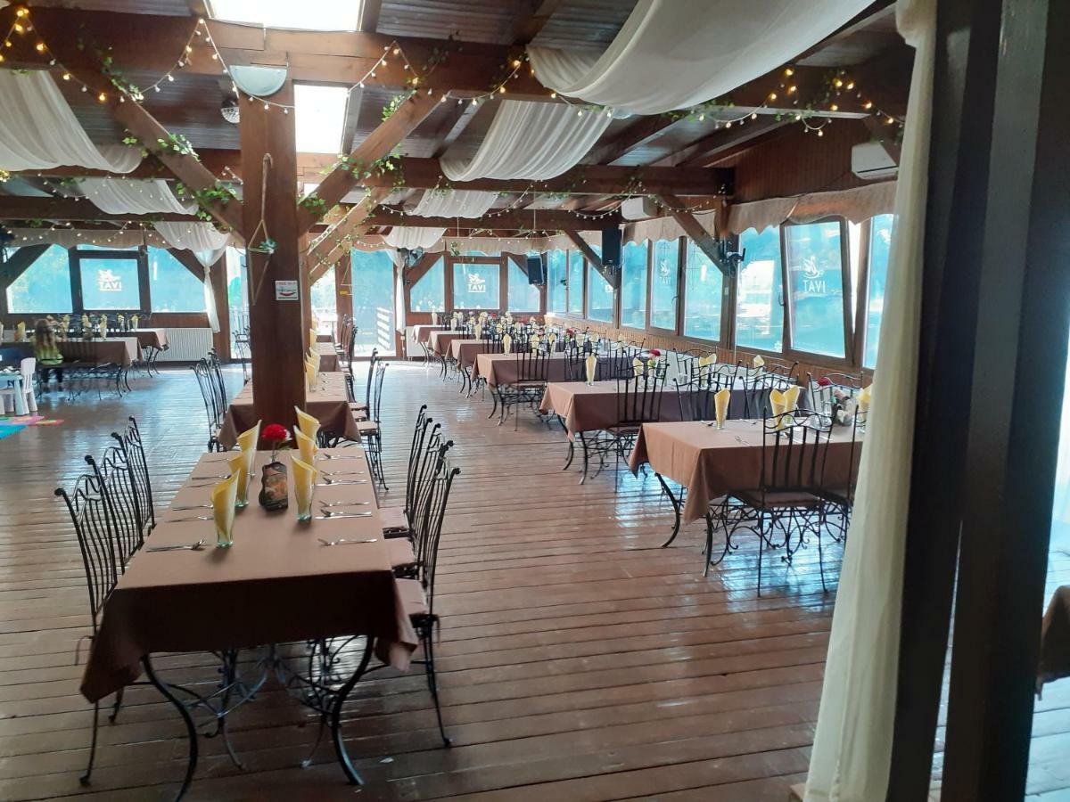Tavi Panzio Es Etterem Bed & Breakfast Veresegyhaz Bagian luar foto