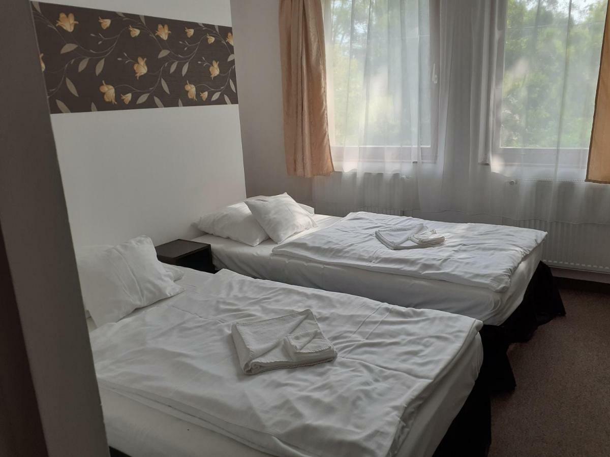 Tavi Panzio Es Etterem Bed & Breakfast Veresegyhaz Bagian luar foto