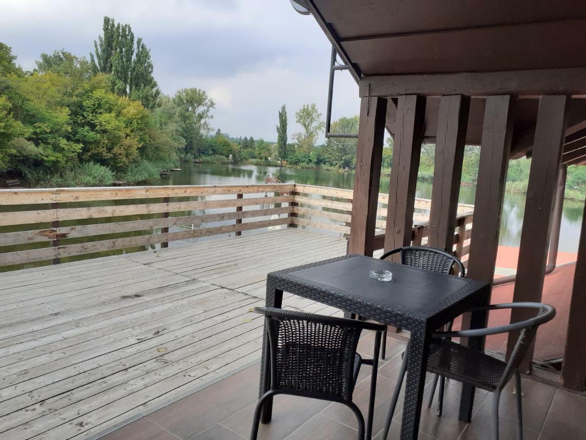 Tavi Panzio Es Etterem Bed & Breakfast Veresegyhaz Bagian luar foto