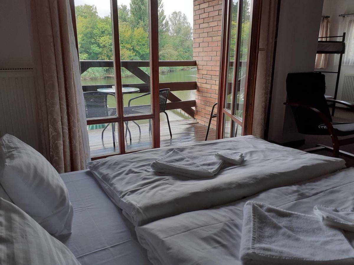 Tavi Panzio Es Etterem Bed & Breakfast Veresegyhaz Bagian luar foto