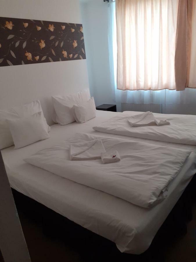 Tavi Panzio Es Etterem Bed & Breakfast Veresegyhaz Bagian luar foto