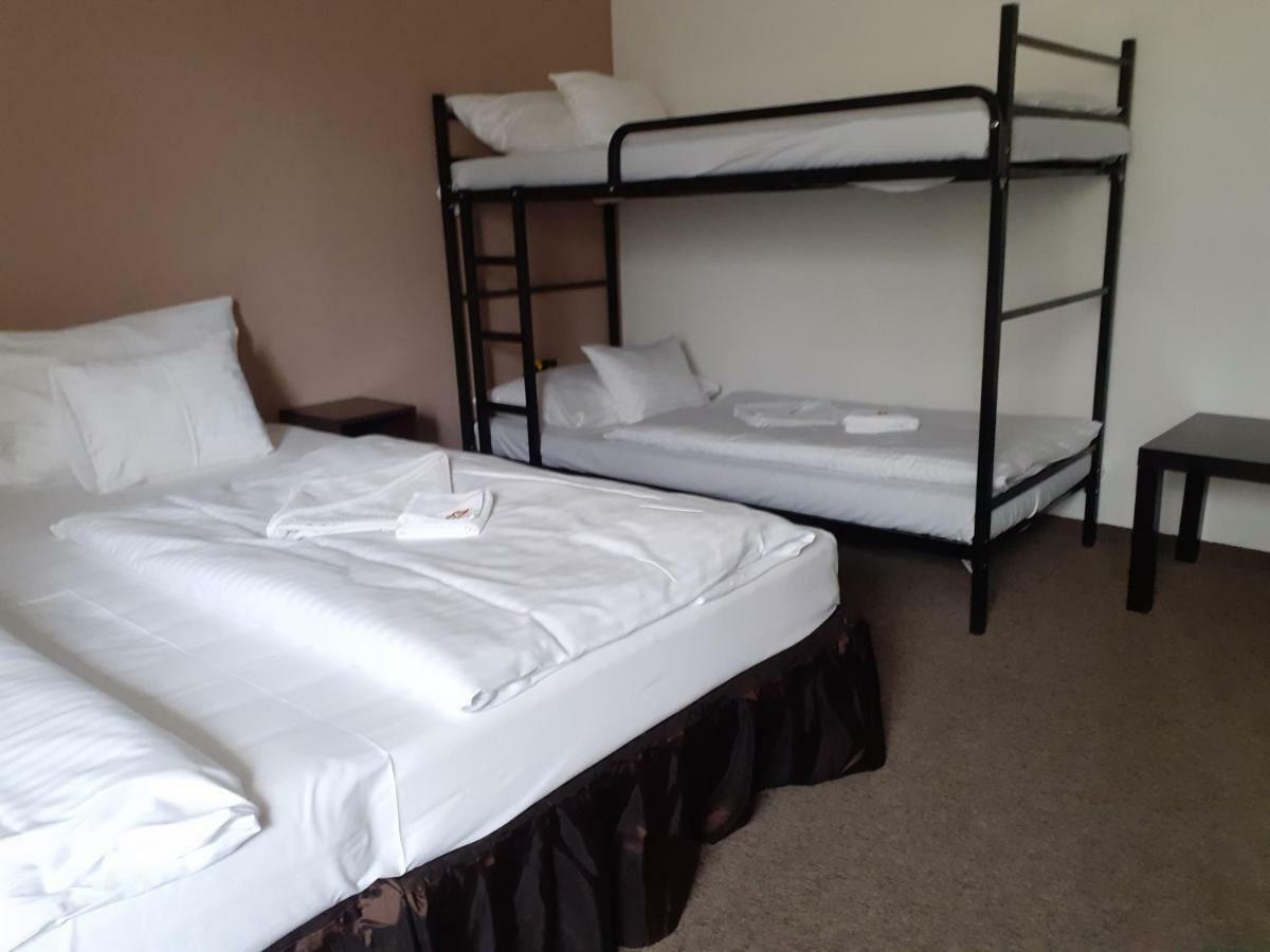 Tavi Panzio Es Etterem Bed & Breakfast Veresegyhaz Bagian luar foto