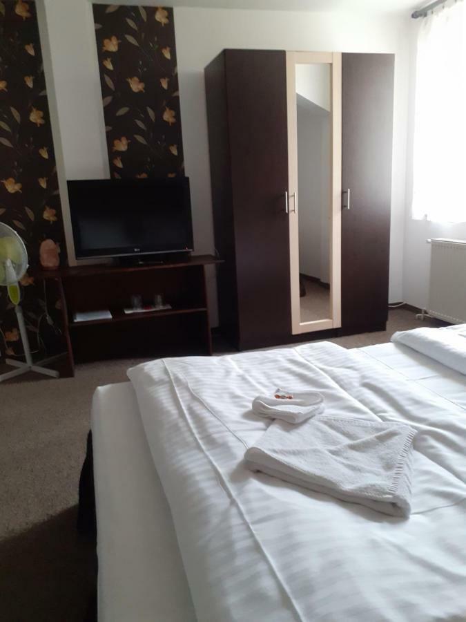 Tavi Panzio Es Etterem Bed & Breakfast Veresegyhaz Bagian luar foto