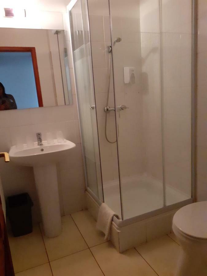 Tavi Panzio Es Etterem Bed & Breakfast Veresegyhaz Bagian luar foto