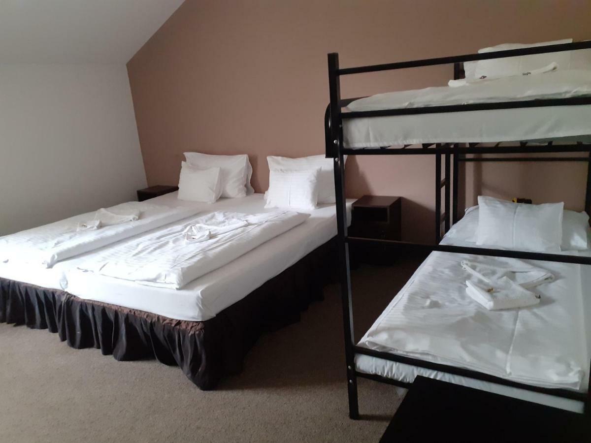 Tavi Panzio Es Etterem Bed & Breakfast Veresegyhaz Bagian luar foto