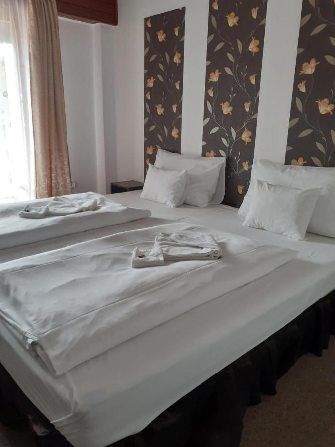 Tavi Panzio Es Etterem Bed & Breakfast Veresegyhaz Bagian luar foto