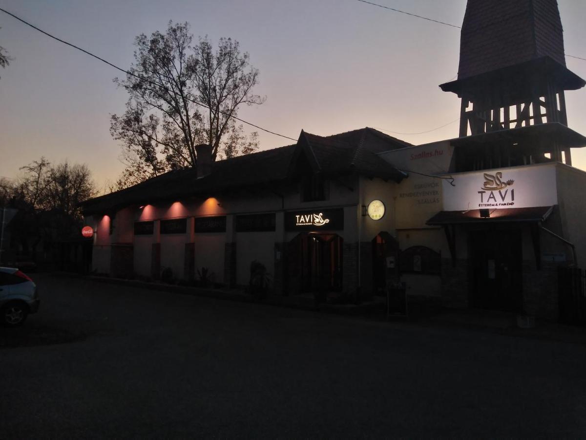 Tavi Panzio Es Etterem Bed & Breakfast Veresegyhaz Bagian luar foto