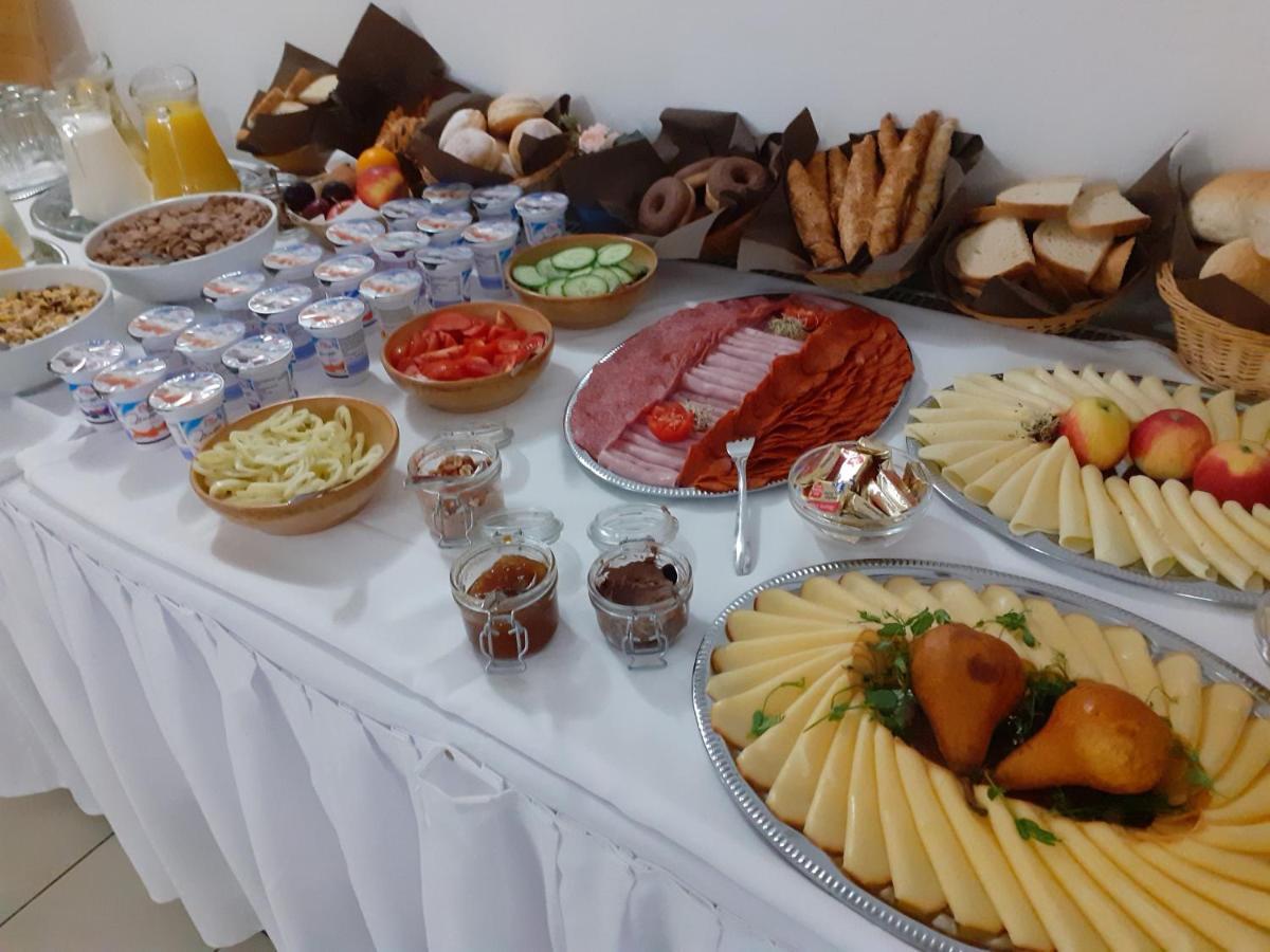 Tavi Panzio Es Etterem Bed & Breakfast Veresegyhaz Bagian luar foto