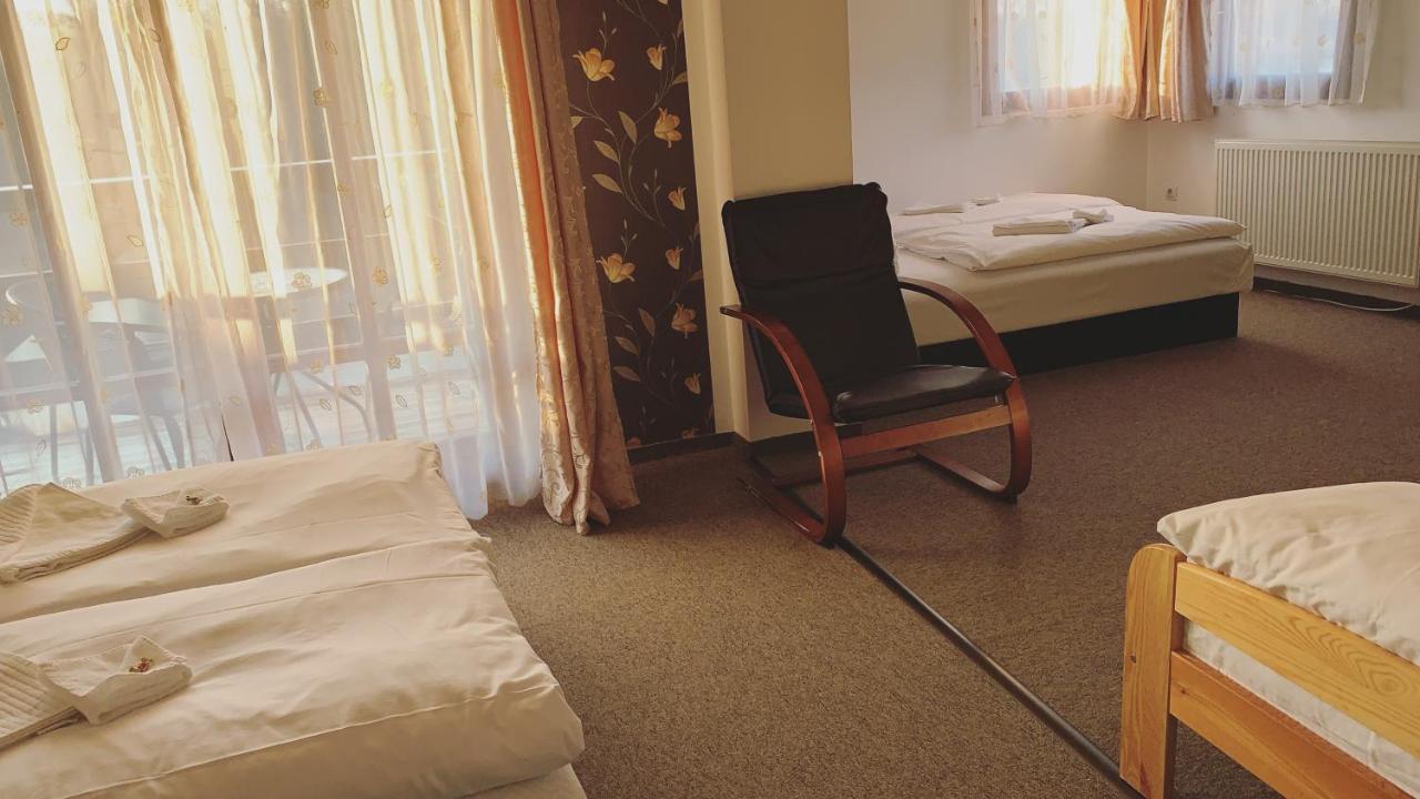 Tavi Panzio Es Etterem Bed & Breakfast Veresegyhaz Bagian luar foto