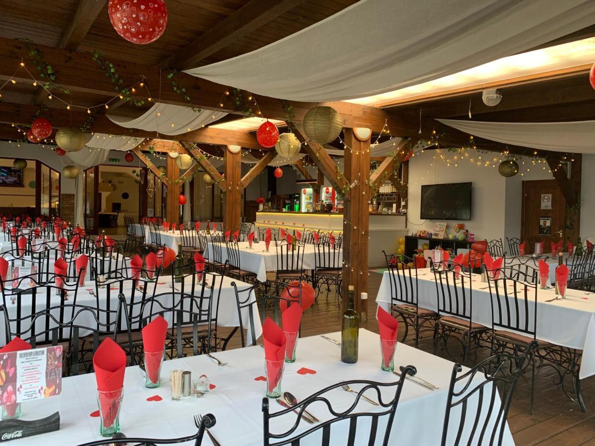 Tavi Panzio Es Etterem Bed & Breakfast Veresegyhaz Bagian luar foto